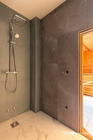 Eine luxuriöse dreistöckige Villa in erster Meereslinie in Kotor